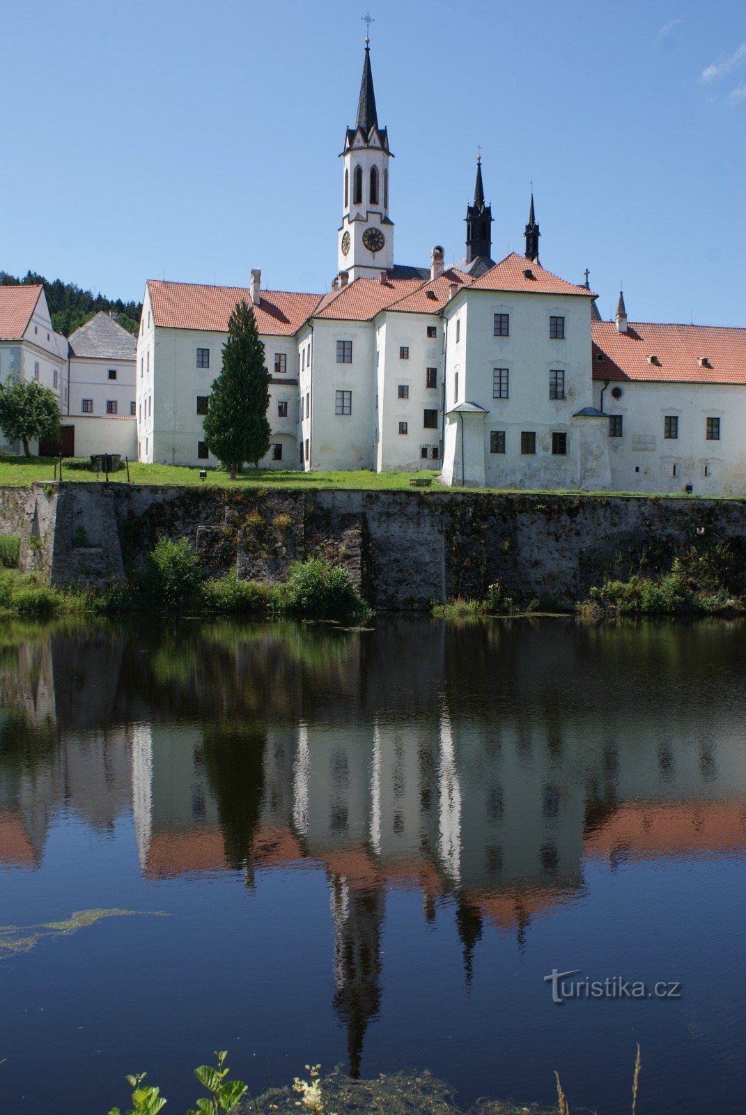 kilátás a kápolnából a kolostorra