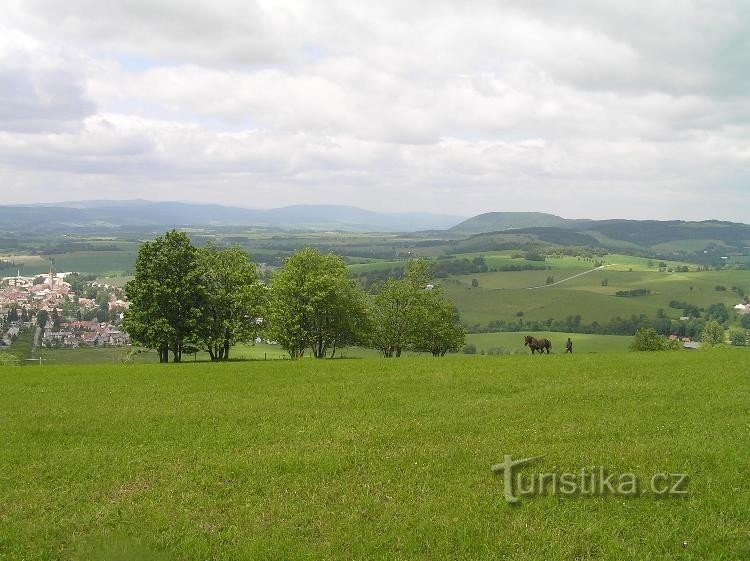 Vedere de la mănăstire: Králíky în stânga