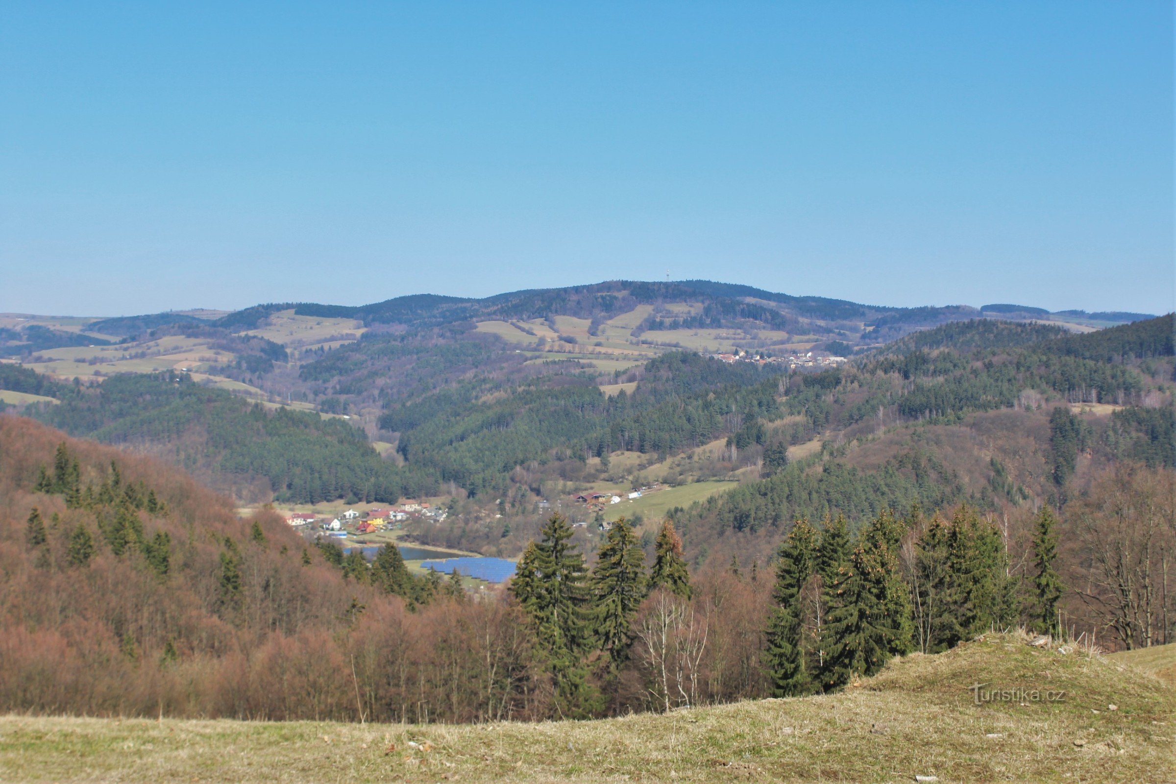 Udsigt fra Kobylnica til dalen af ​​floden Svratka til Vír og panoramaet af højderyggen af ​​Horní l