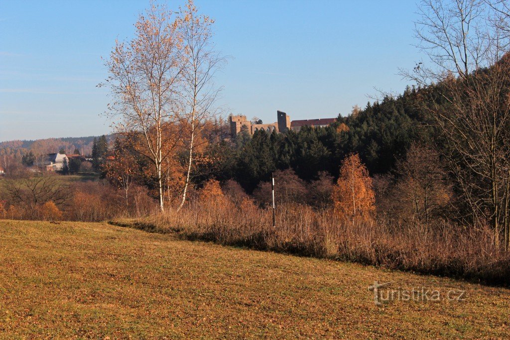 Vista da igreja para o castelo de Velhartice