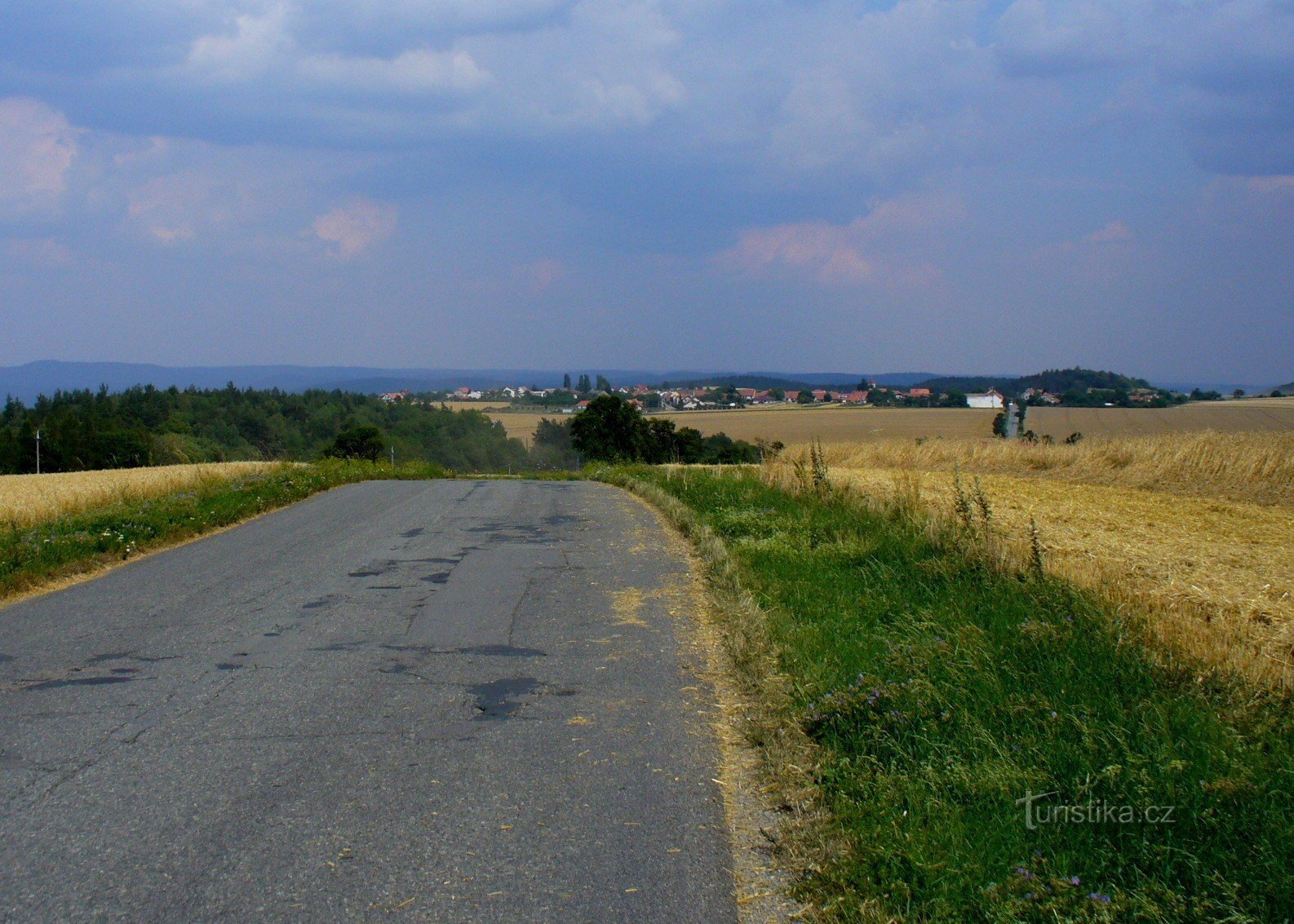 Pogled z Maršov, levo gozd okoli kaolinskega jezera