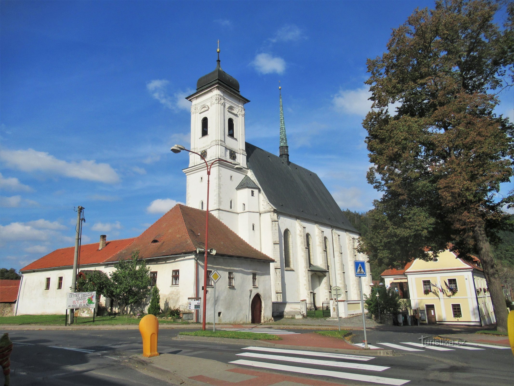 Vue de la place sur l'église St. Crise