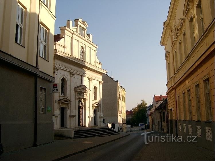Utsikt från torget: utsikt från Starosty Pavla-torget till Plk. Stříbrného-gatan vid b