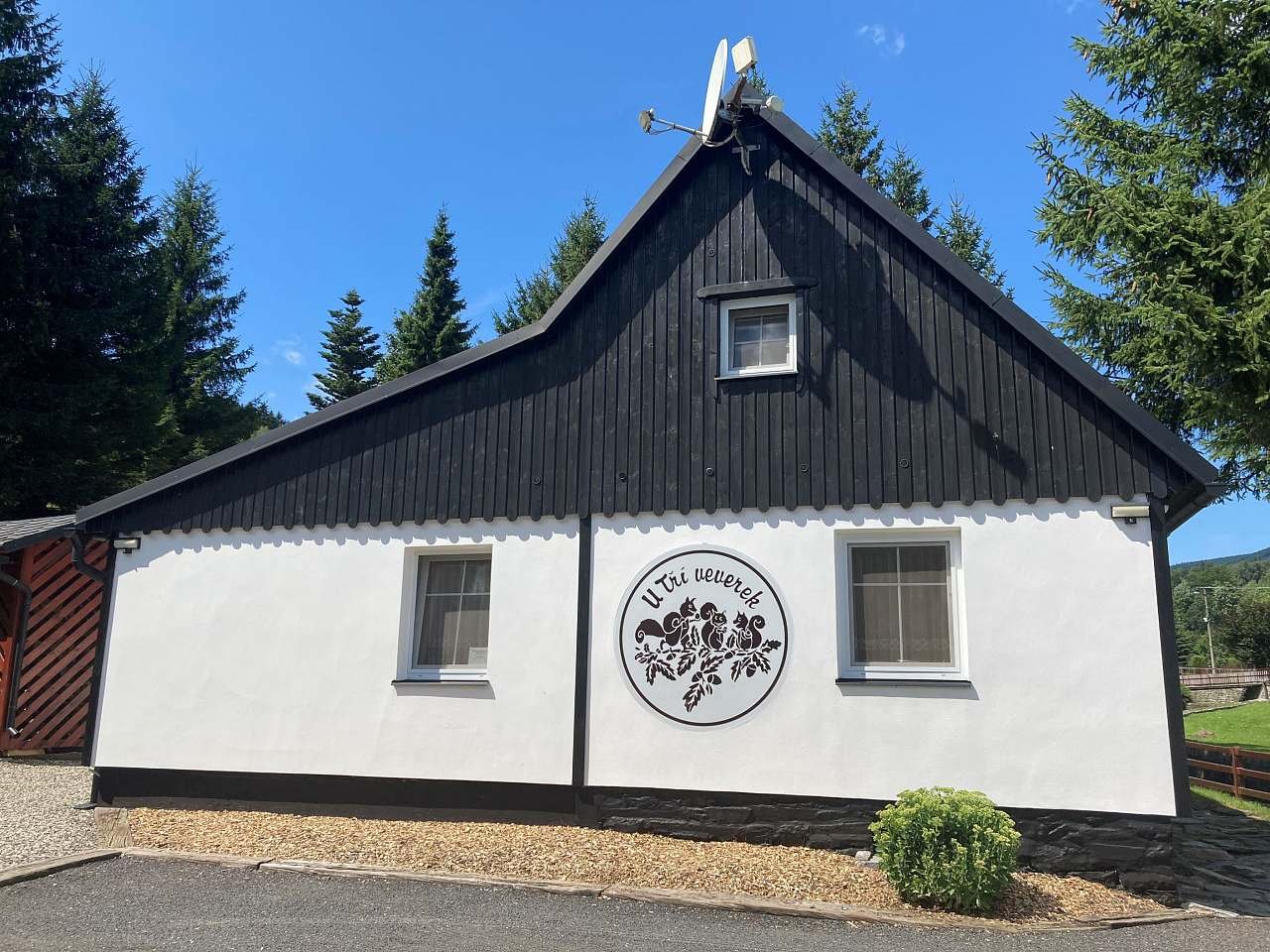 Pohled od parkoviště