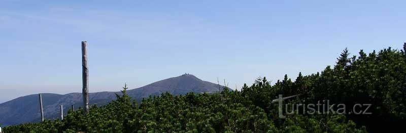 Blick von Polední kamen auf die Schneekoppe