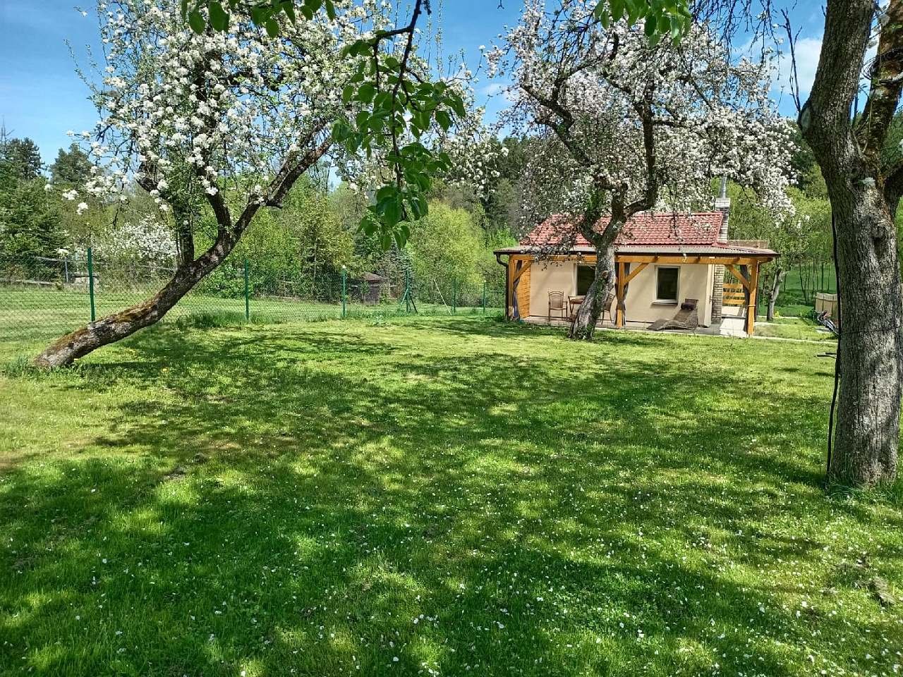 pohled od příjezdové cesty