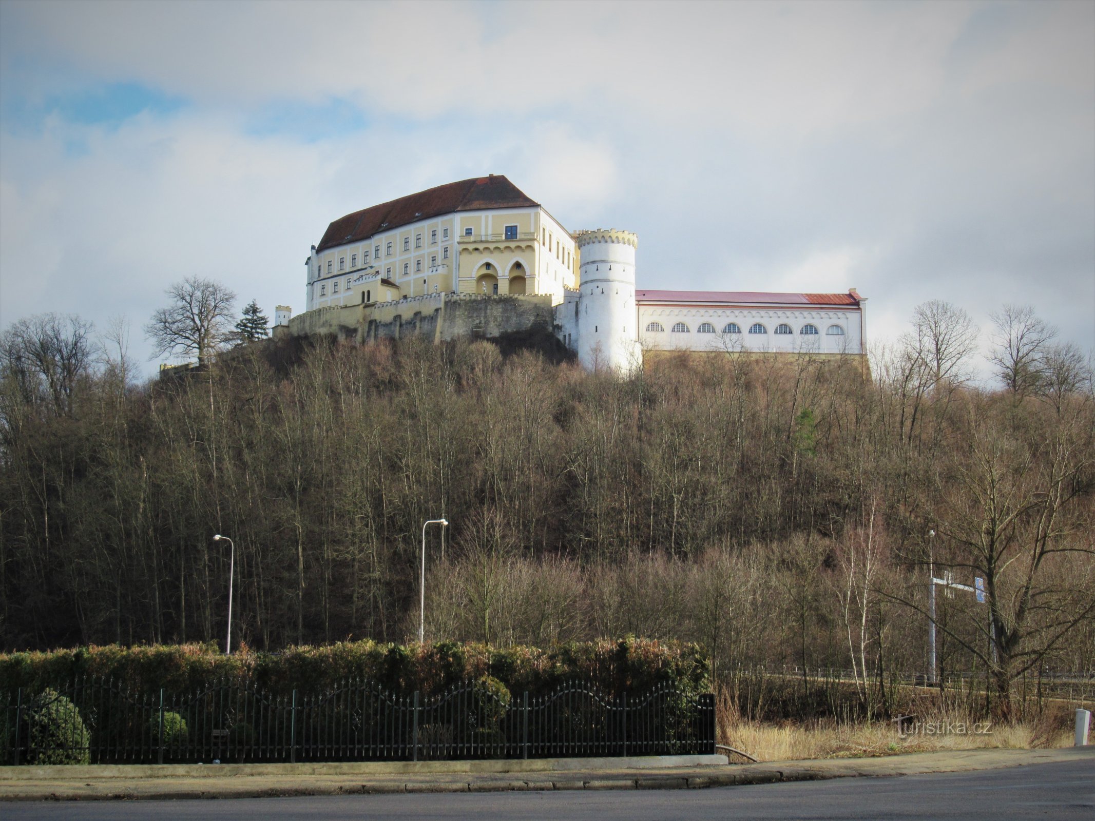 Een zicht op het plaatselijke kasteel vanaf het kruispunt