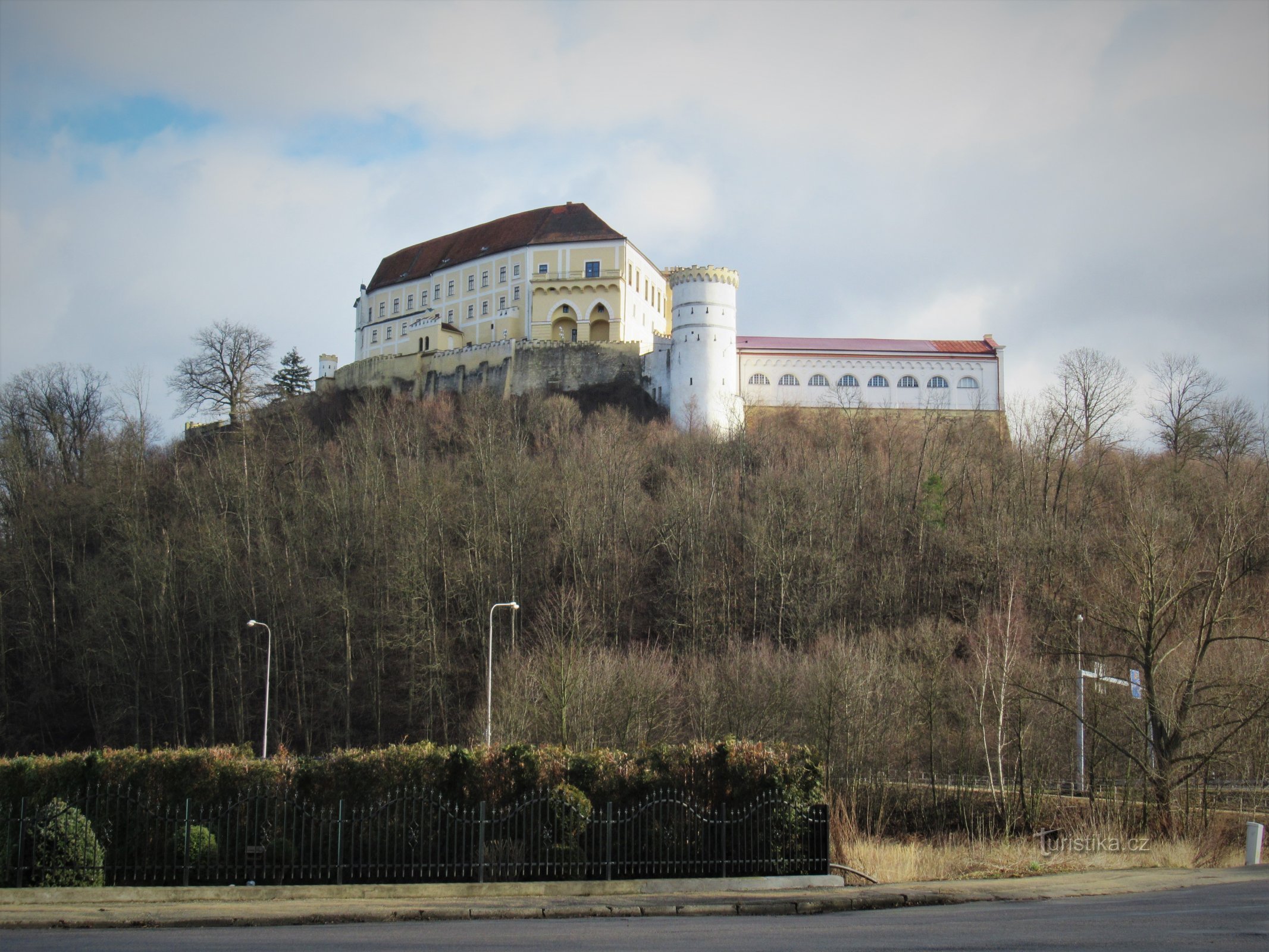 Widok na tutejszy zamek z rozdroża