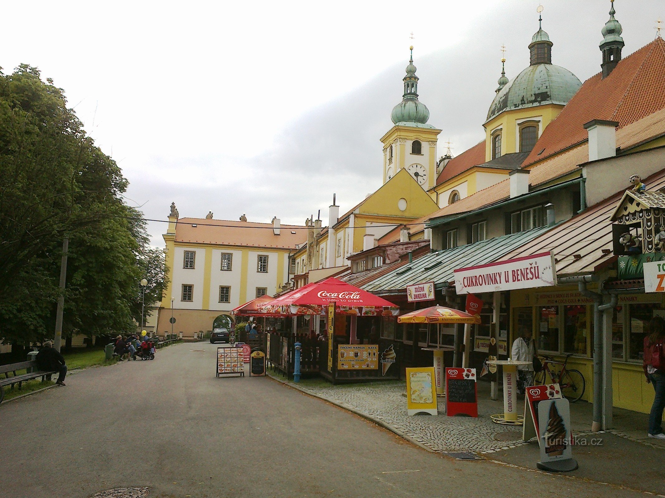 Blick vom Wegweiser zurück zur Kirche