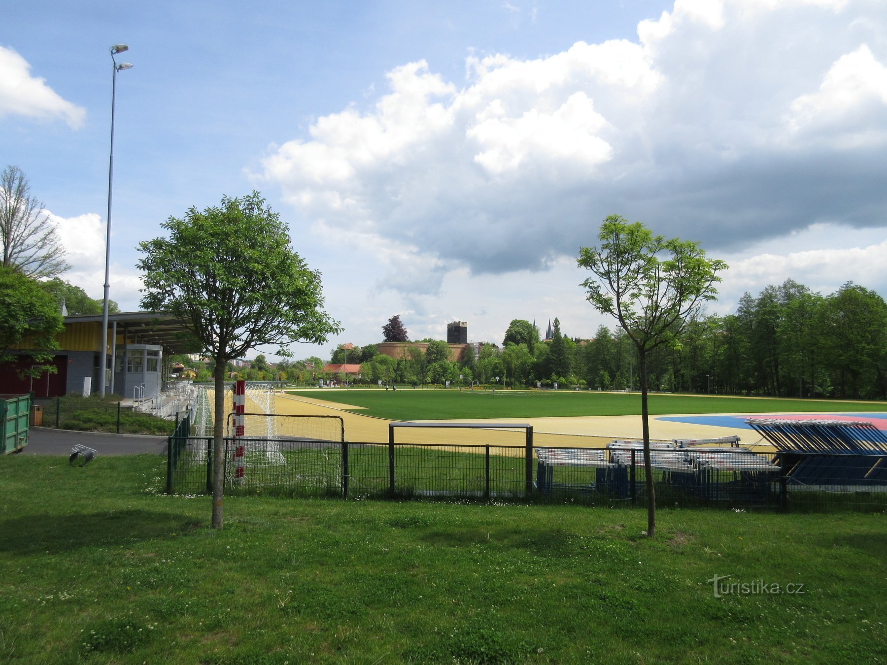 Pohled od rozhledny přes atletický stadion na Chebský hrad