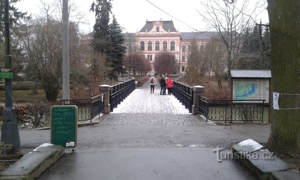 Uitzicht vanuit het noorden - het gymnasium op de achtergrond