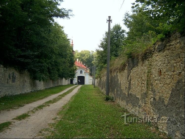 Blick von der Straße und dem Gasthaus Zátiší