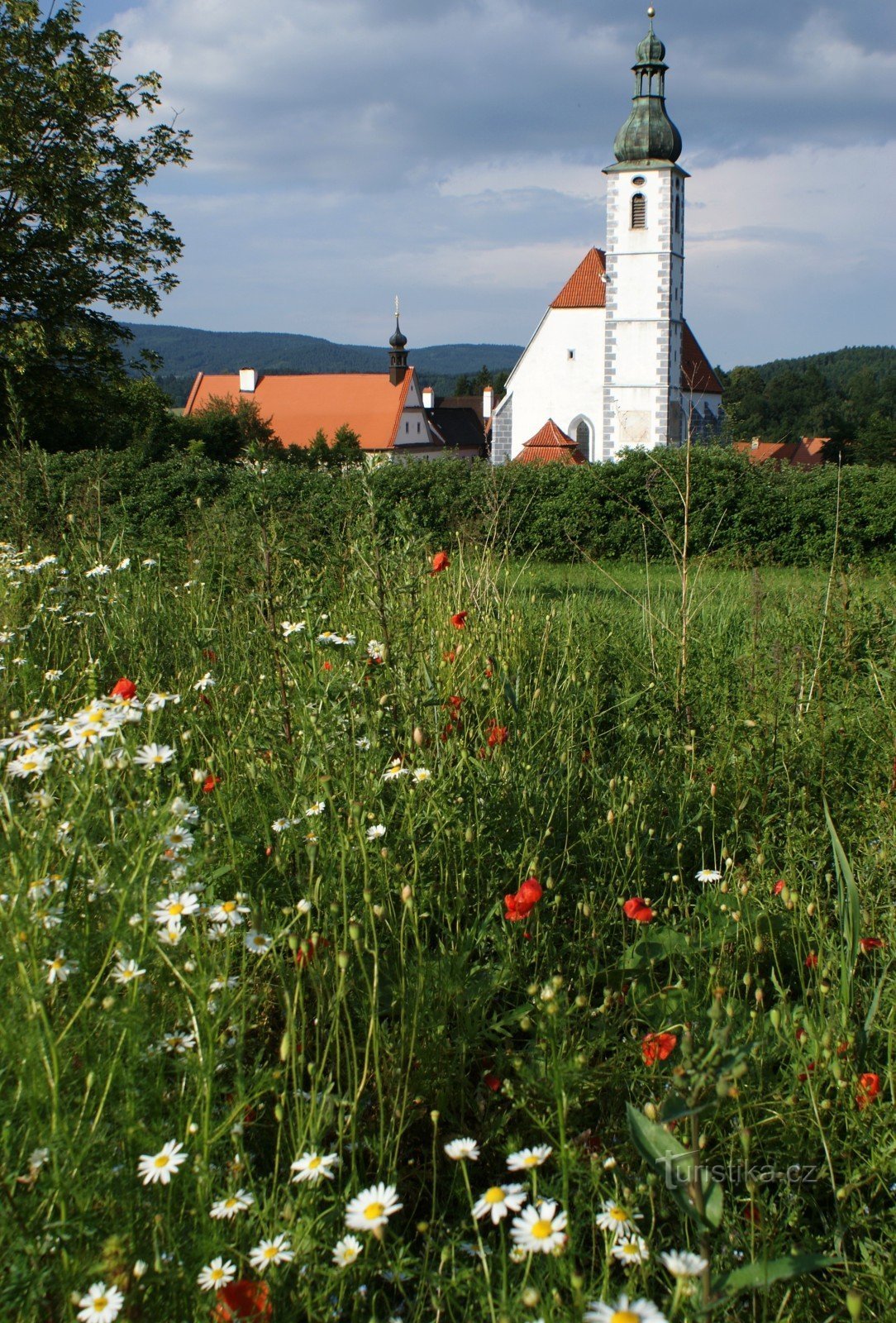 widok z rzeźb na teren pielgrzymkowy