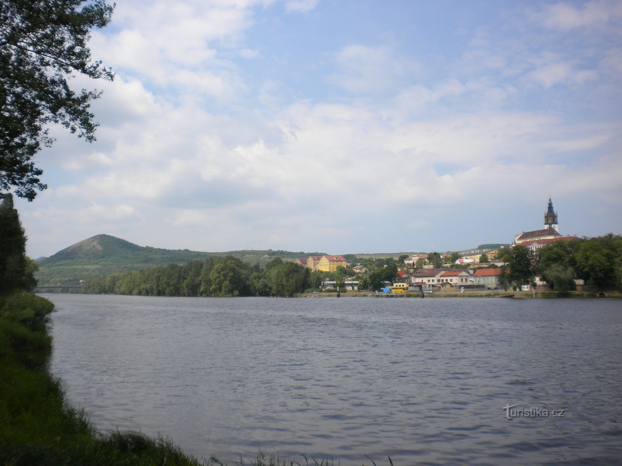 Pogled s Tyrškega mostu na Litoměřice in hrib Radobyl.