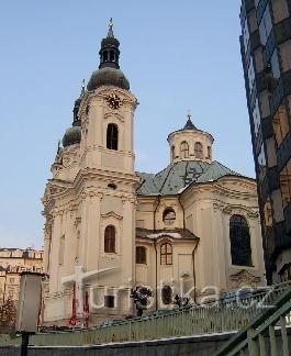 Vista da colunata de Vřídelní