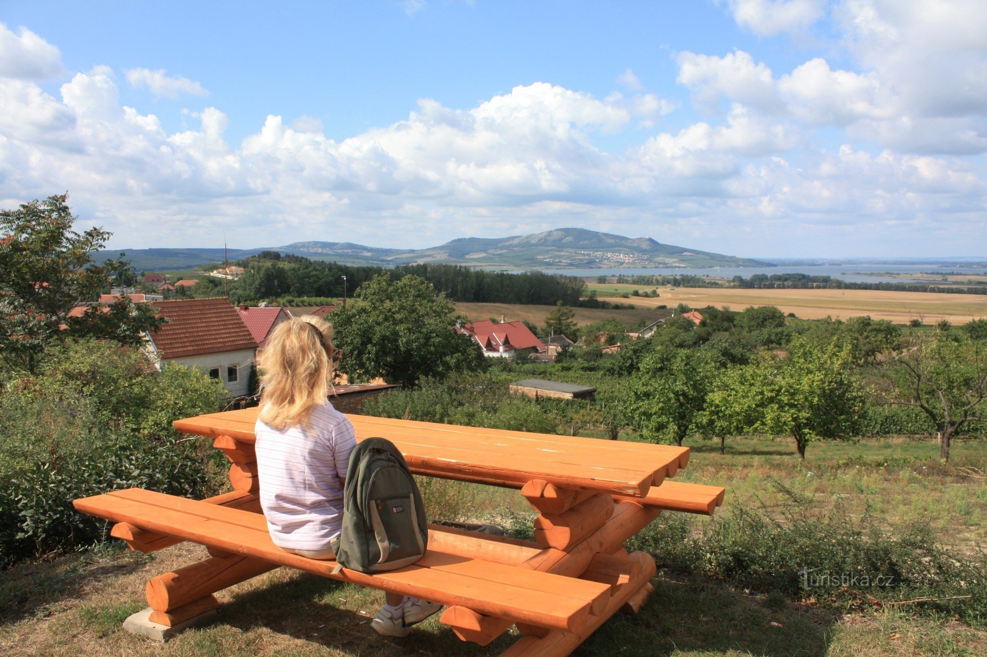 Pohled od zaječské kaple sv. Floriána na Pálavu