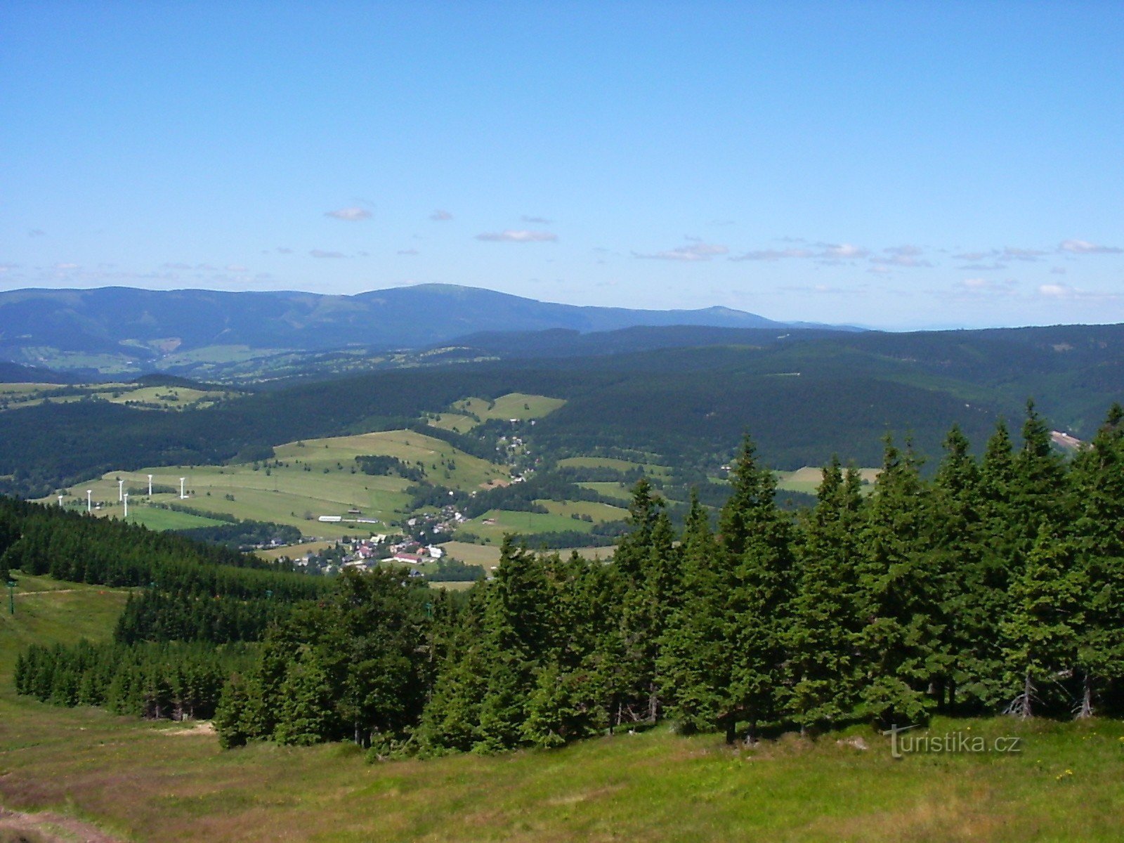 Blick entlang der Straße etwa auf halber Strecke nach Šerák