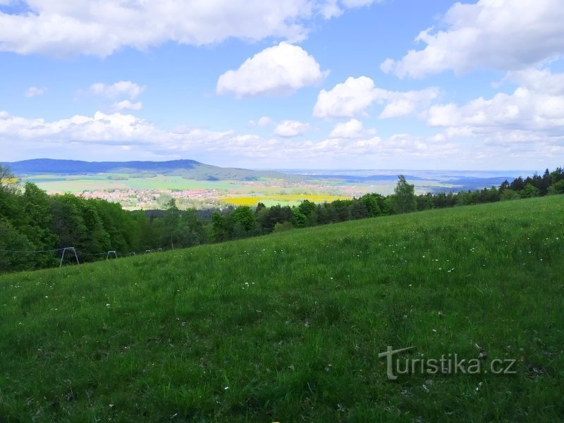 Vue sur la prairie jusqu'à la Křemežská kotlina