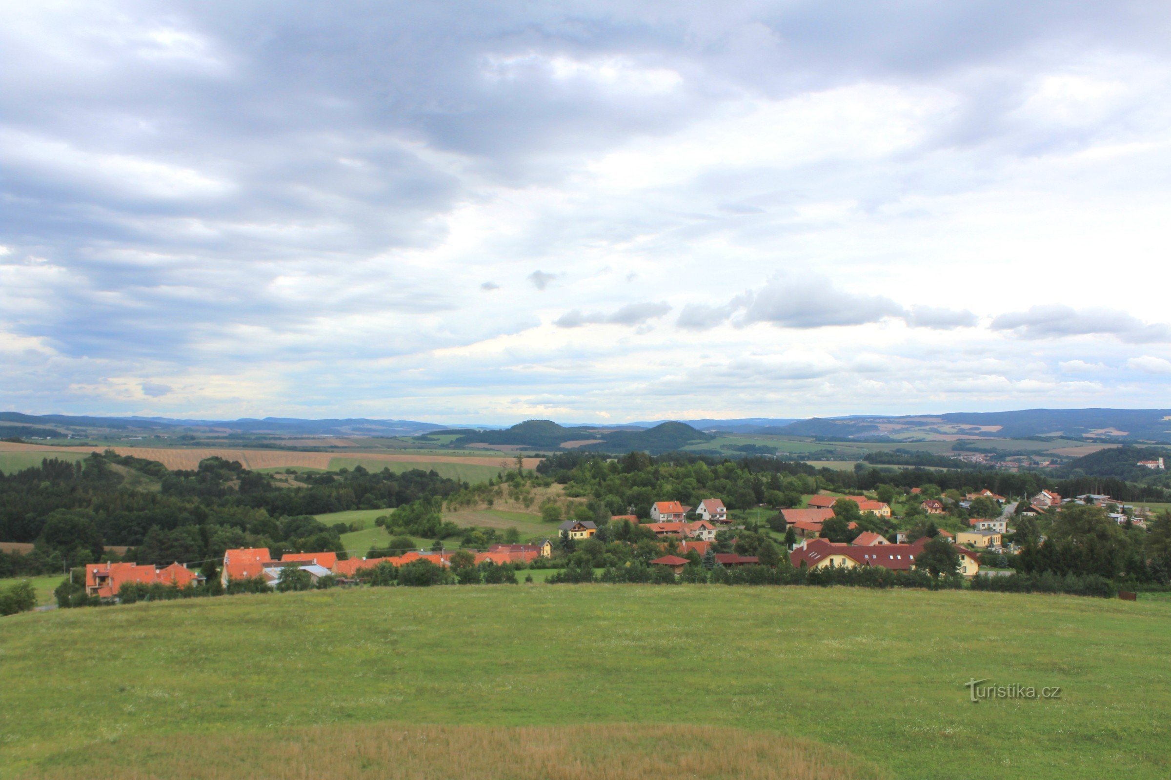 Vedere peste Malý și Velký Chlum prin brazda Boskovicka