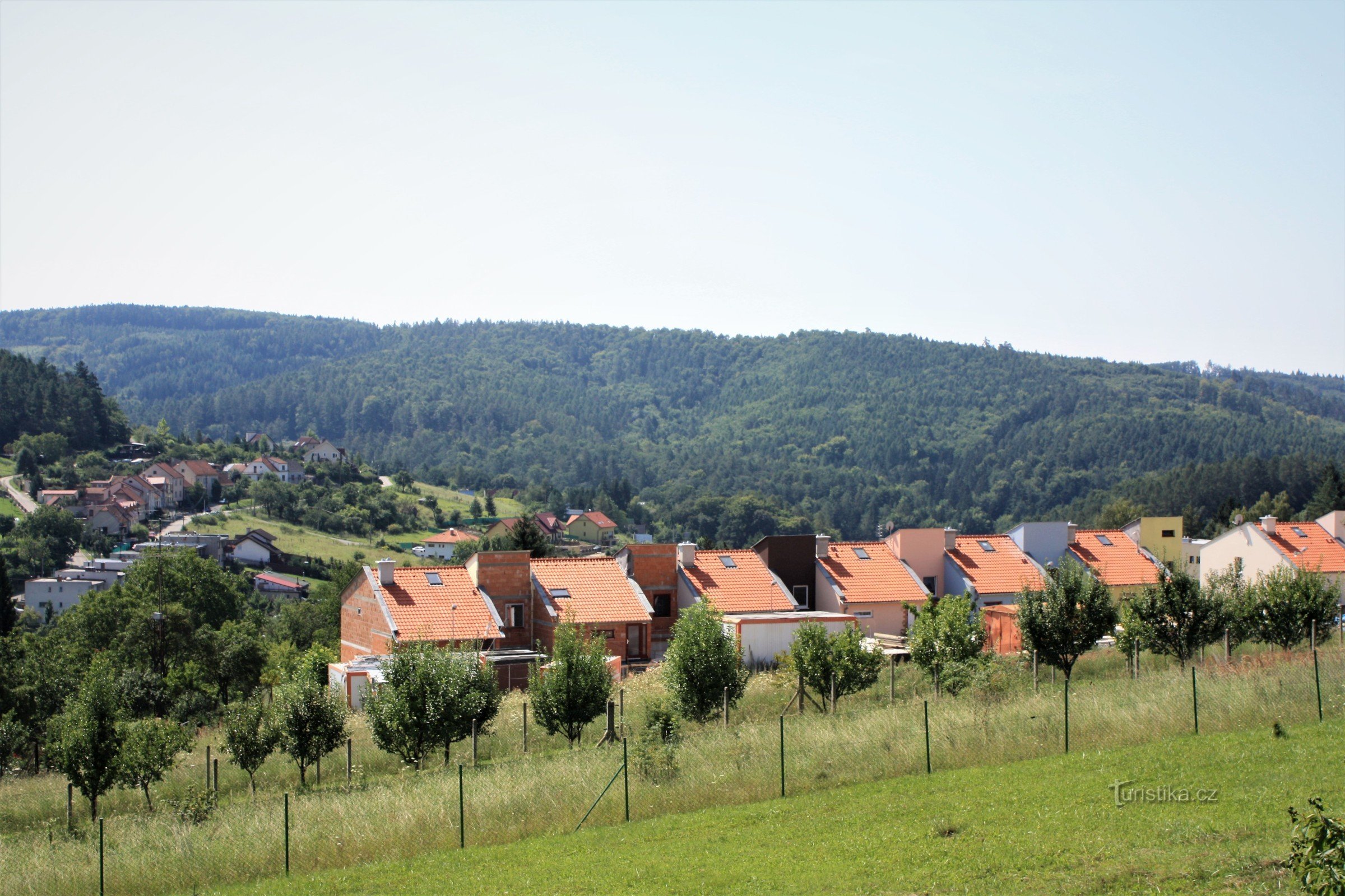 Kanice の新しい家々から Kanické potok と Časnýra の合流点までの眺め