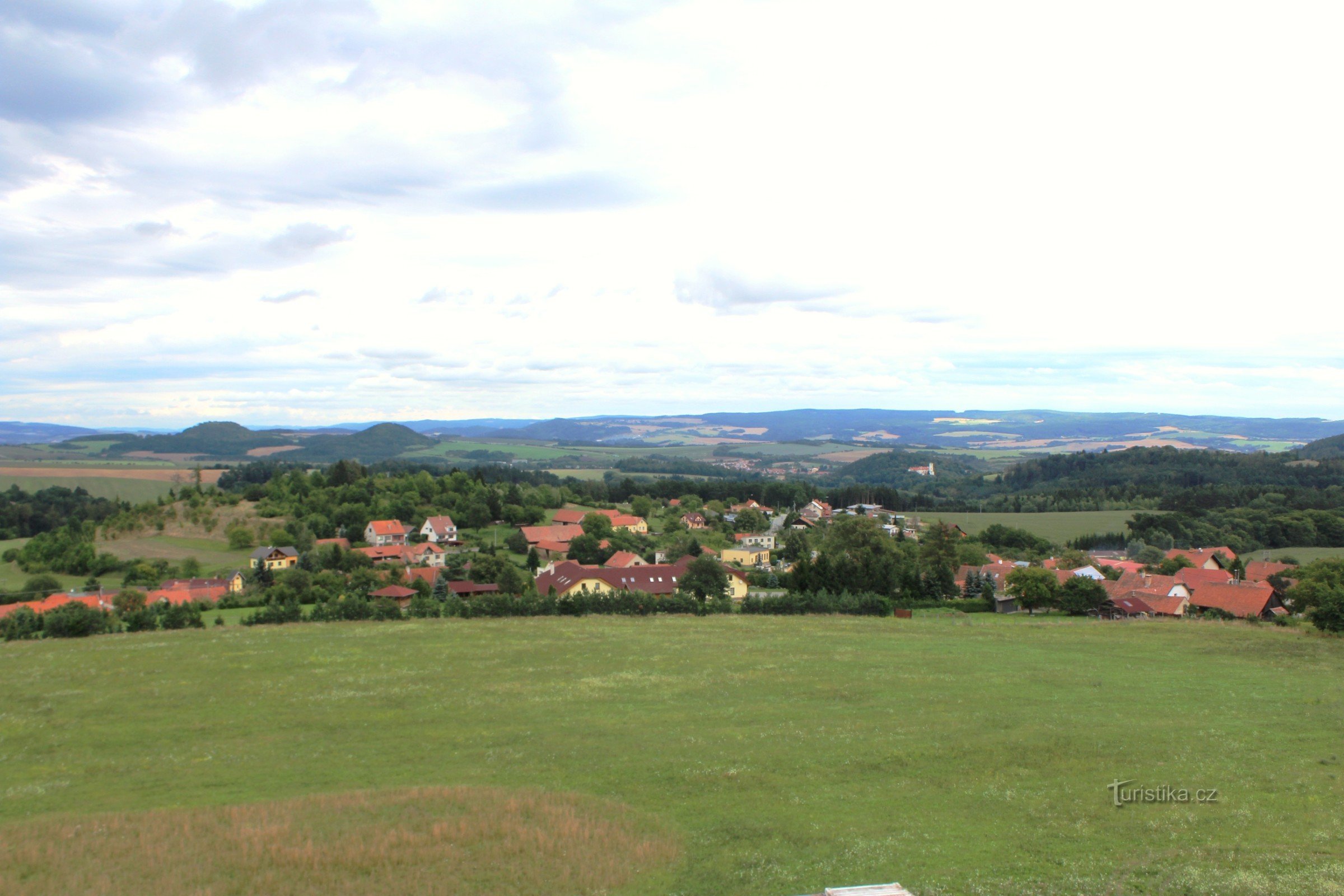 Widok przez wieś Žernovník do Drahanská vrchovina