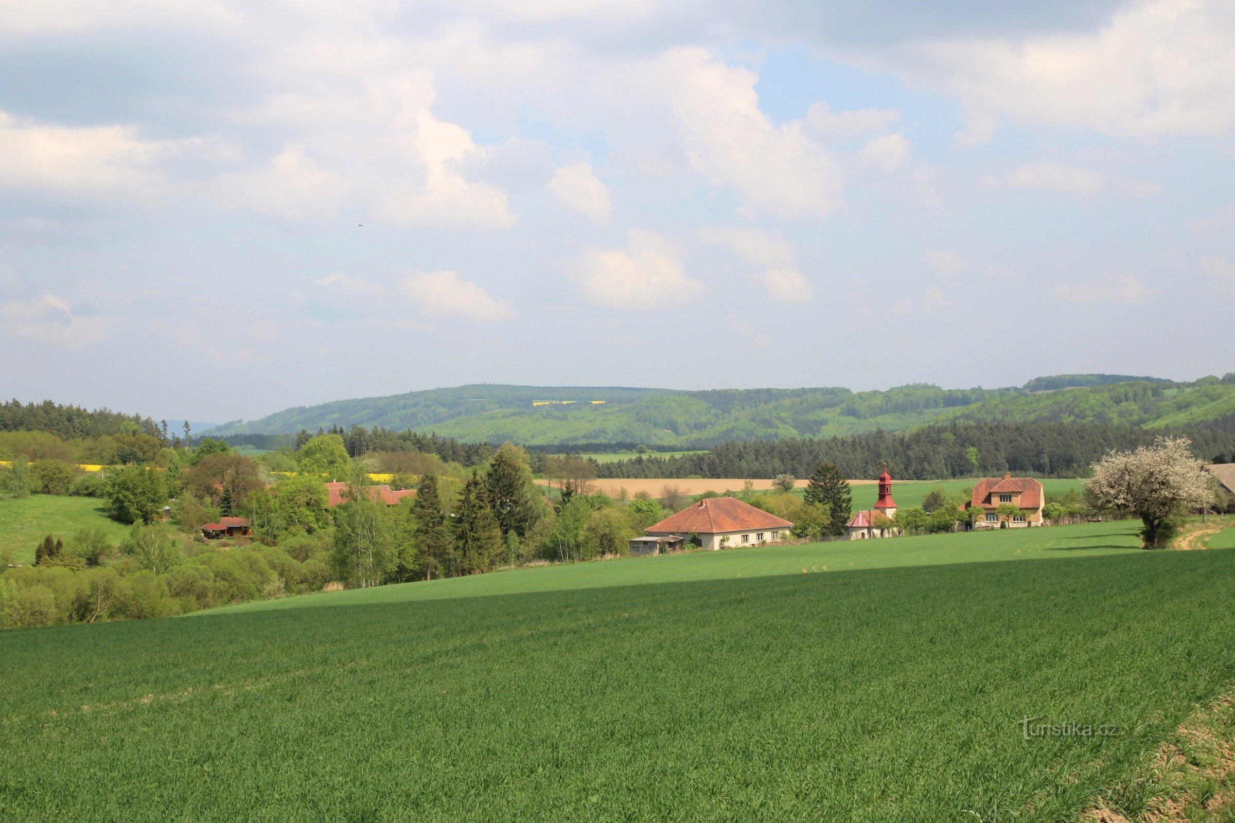 Pohled přes Prosatín k údolí Blahoňůvky