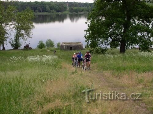 View across Prostřední pond to Tři grácie