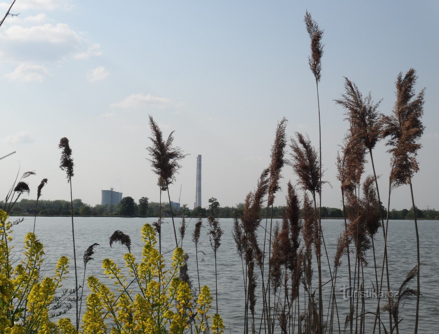 Blick über den Teich zum Kraftwerk in Dětmarovice