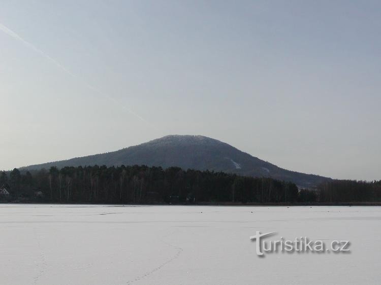 Vista do outro lado da lagoa para Vlhošť