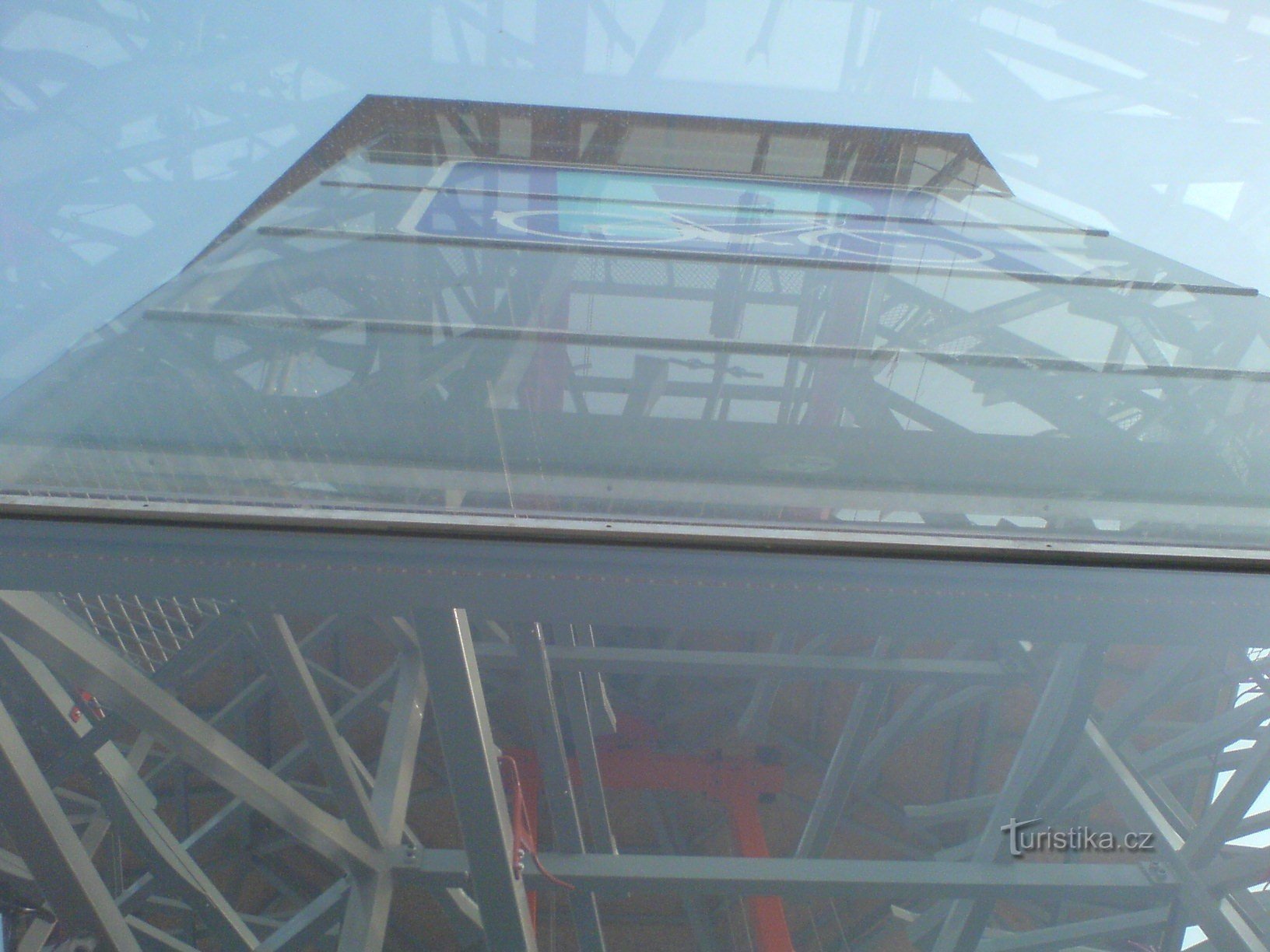 Näkymä parkkihallin rakenteeseen lasin läpi