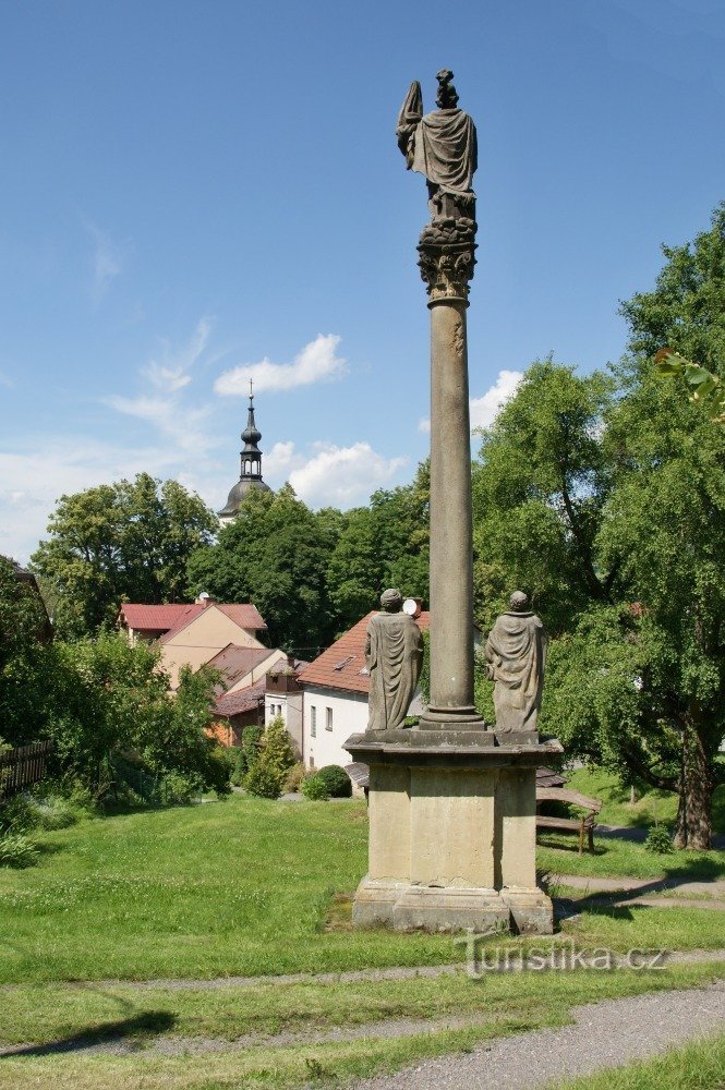 vue à travers la colonne vers le centre de Potštejn