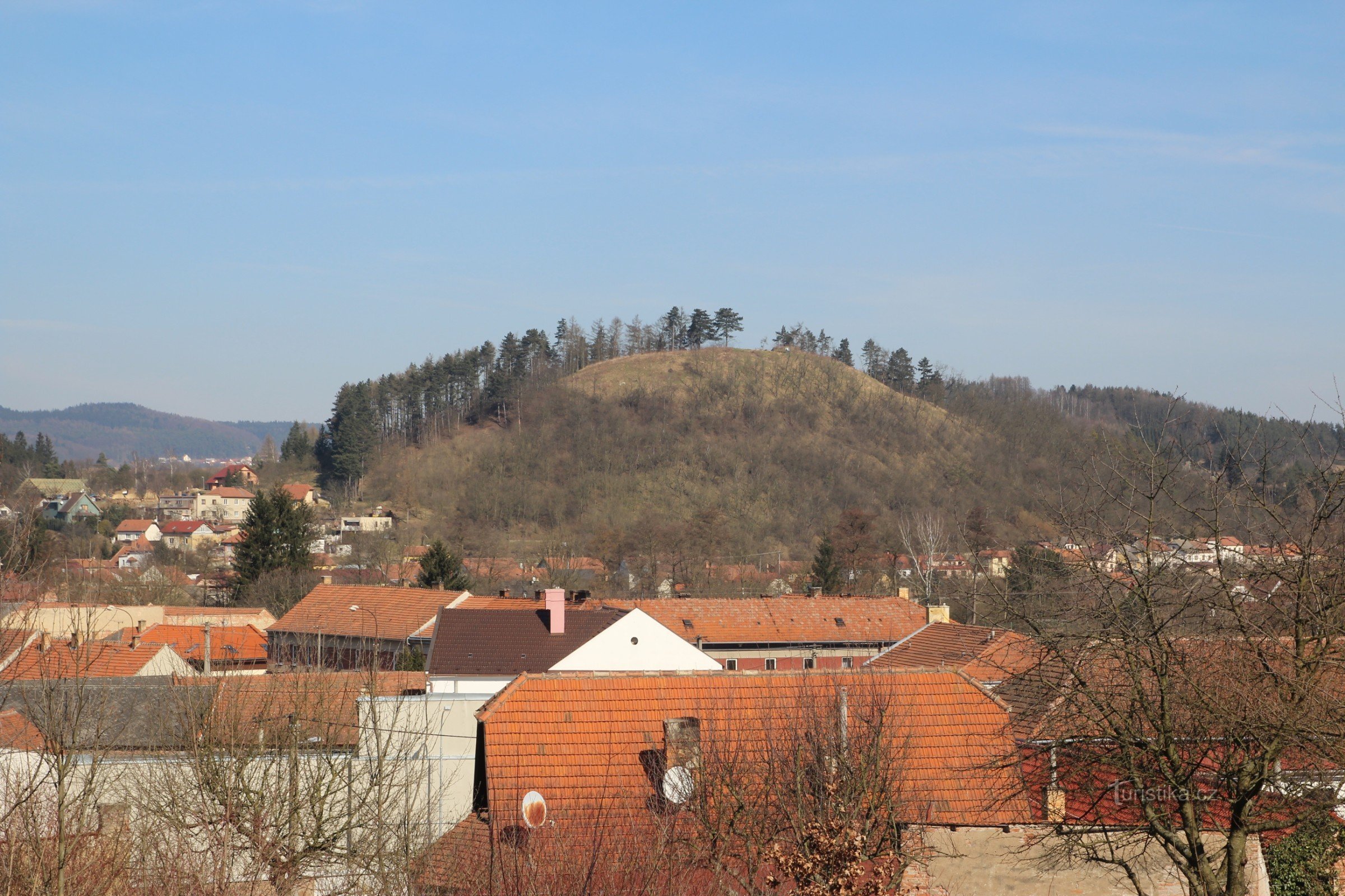 Blick über Svitávka zum Hügel Hradisko