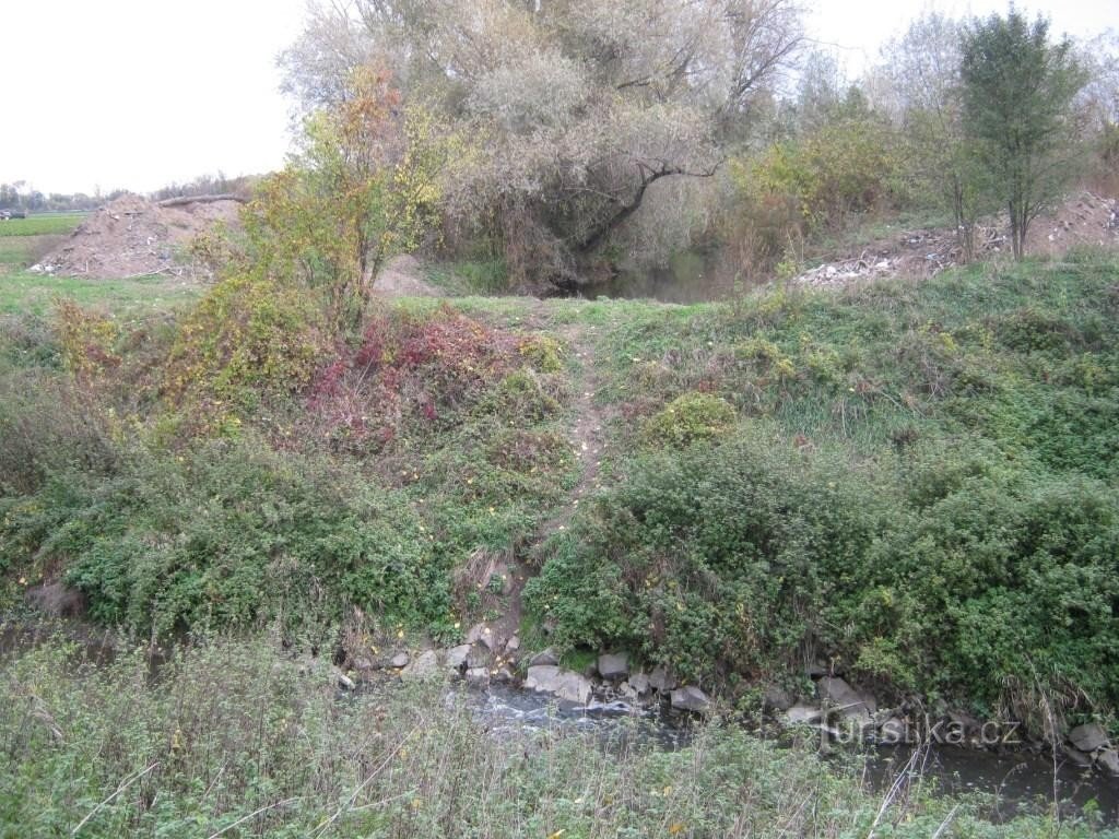 Vue sur Valová en amont du moulin. conduire