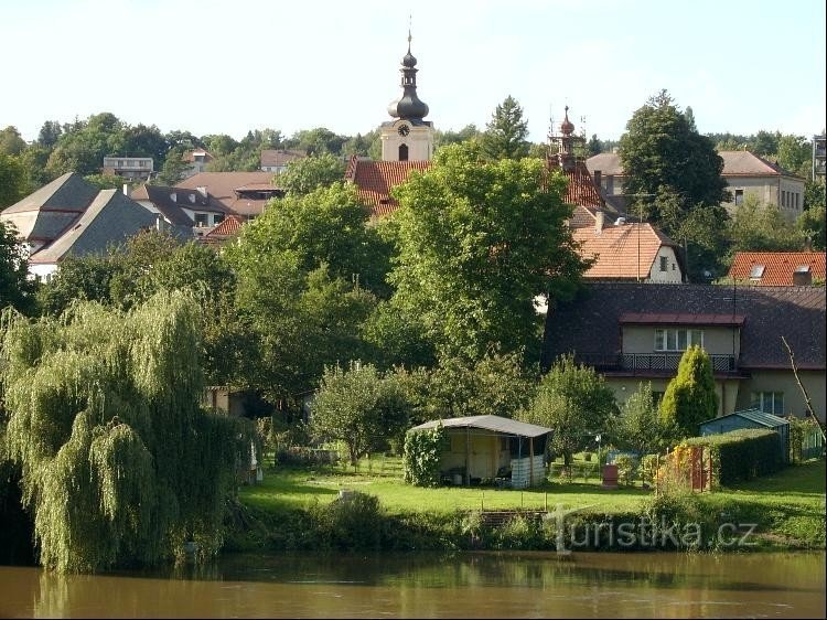 pohled přez Sázavu: pohled na obec z jihu