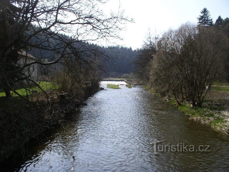 Pogled gorvodno na jez: Pogled z mostu na jez na reki Jihlavi pod Petrovicami