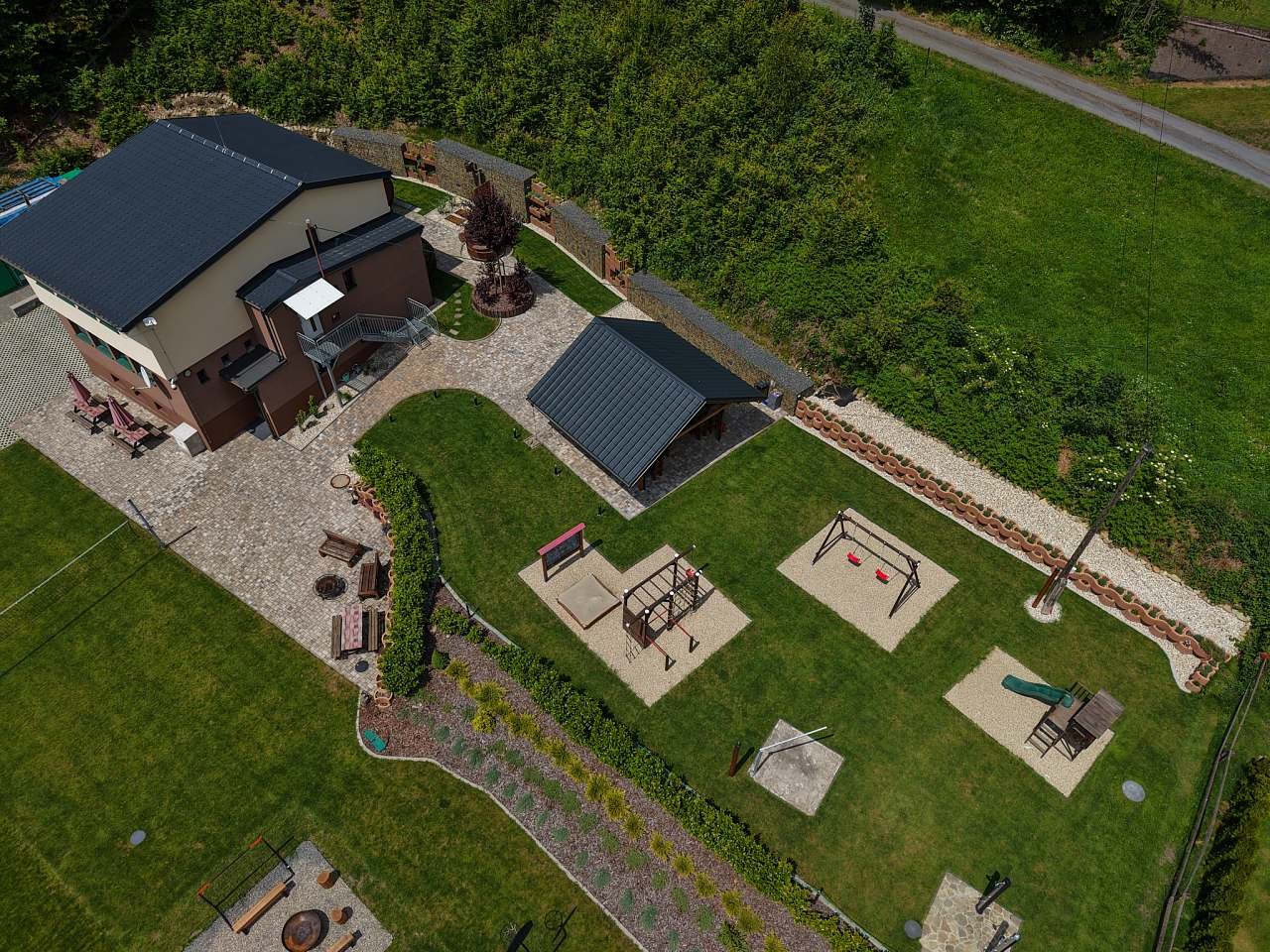 pohled shora, solární sprchy, ruské kuželky