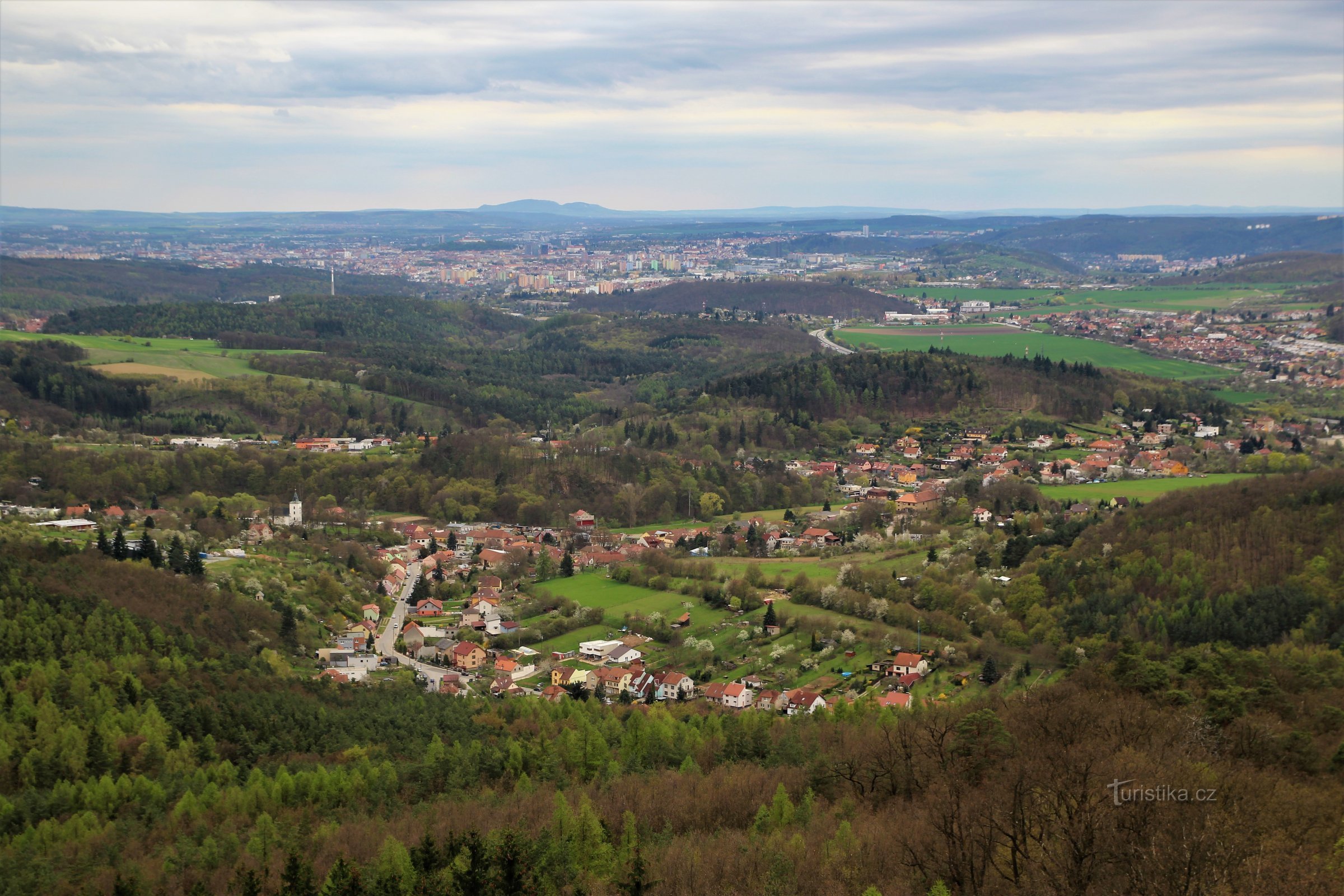 Näkymä kohti Brnoa, etualalla Lelekovice, taustalla horisontissa Pálavan harju