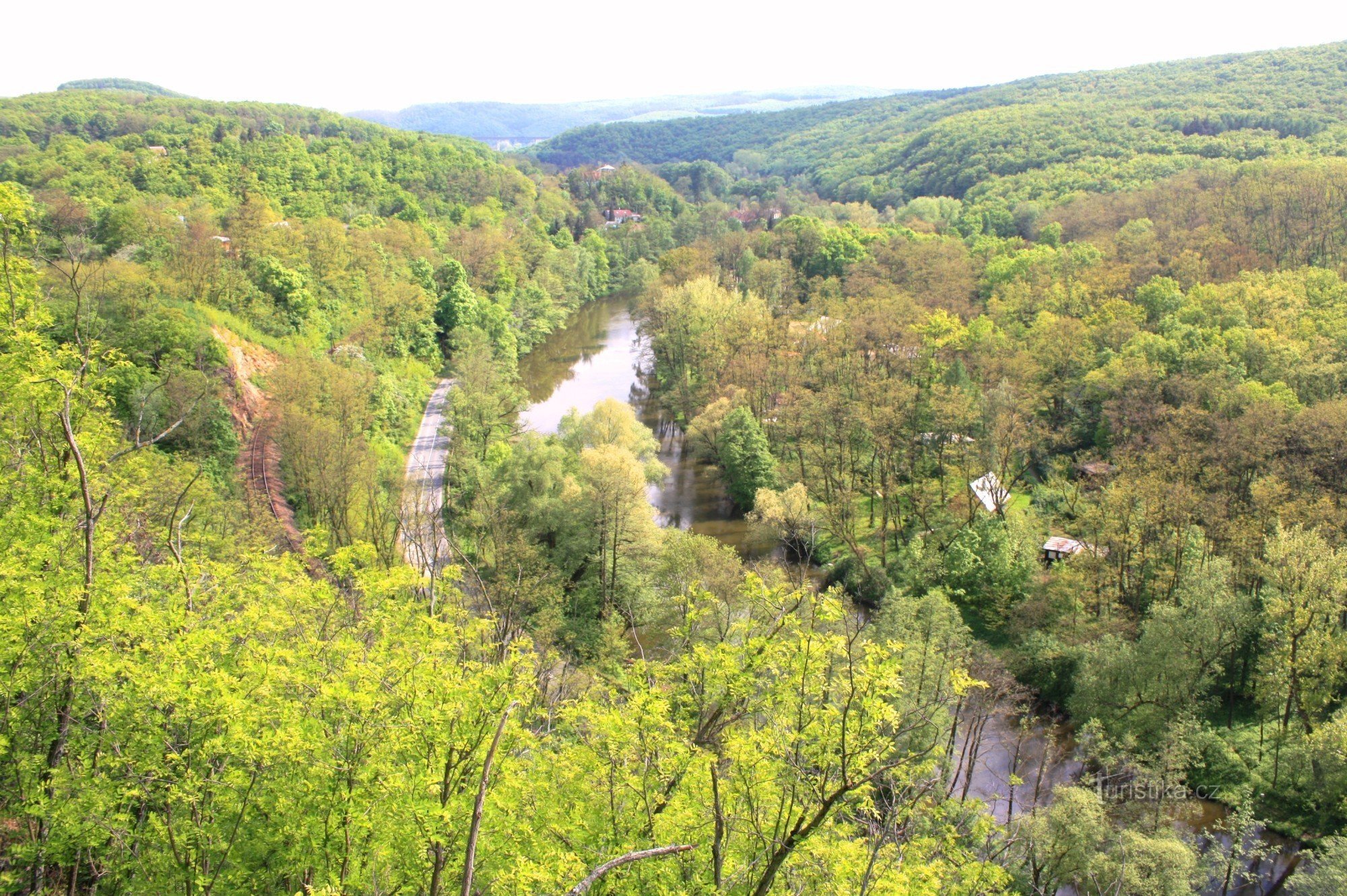 Vedere peste valea Jihlava la moara Stríbské