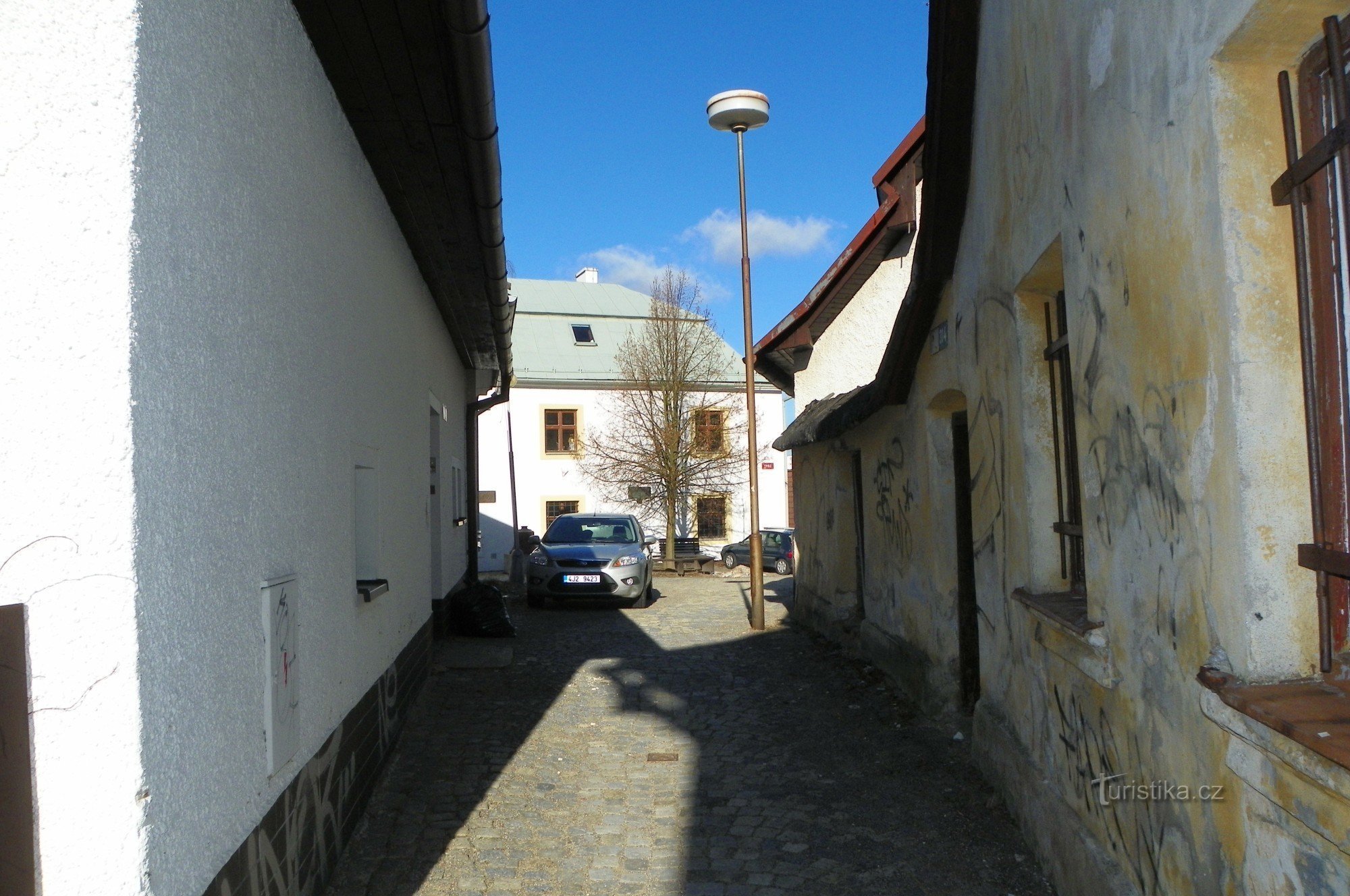 Vue en bas de l'allée depuis le presbytère