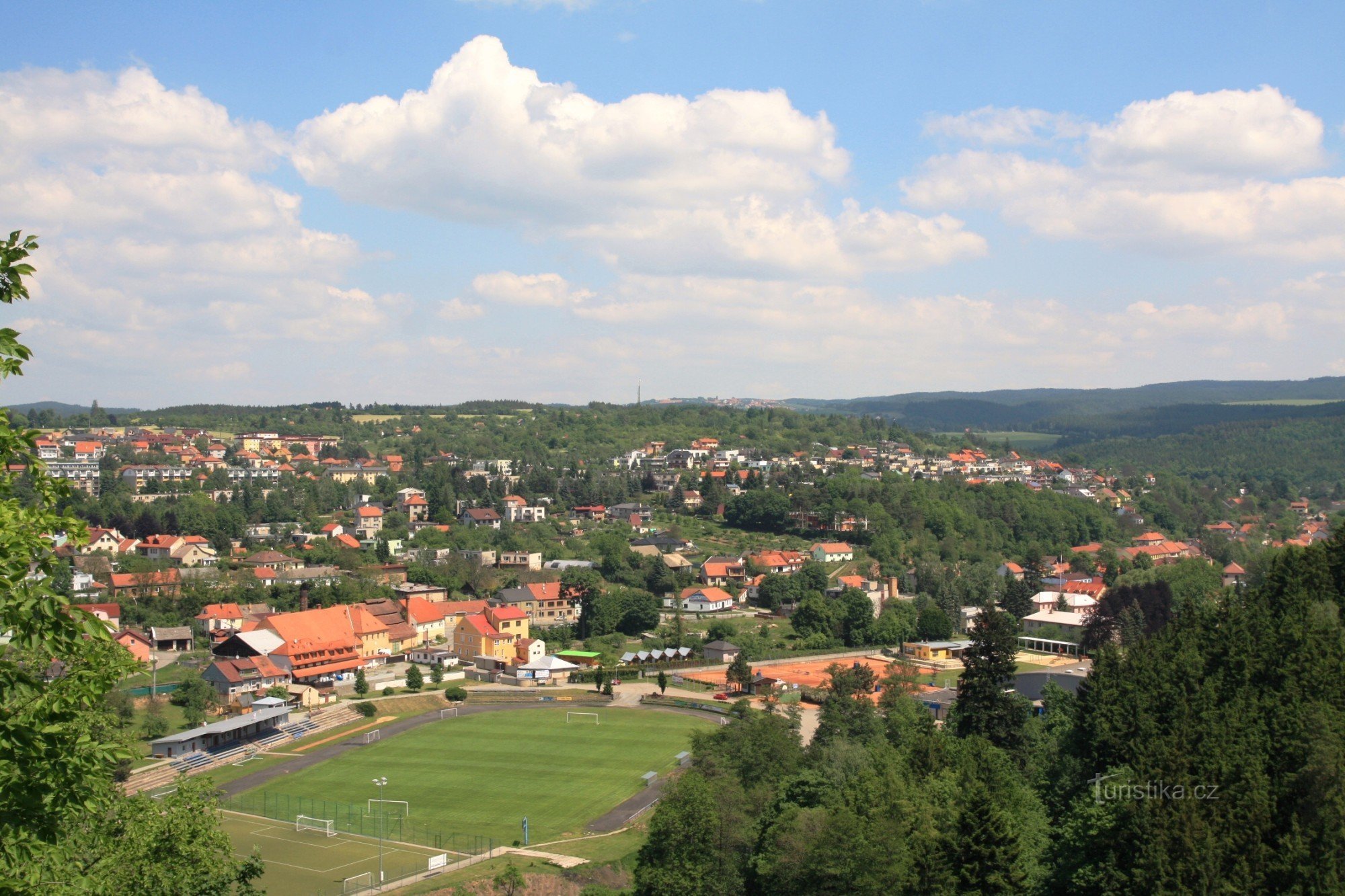 Utsikt från lusthuset på den östra delen av Boskovice och den övre delen av Drahanská vrchovina