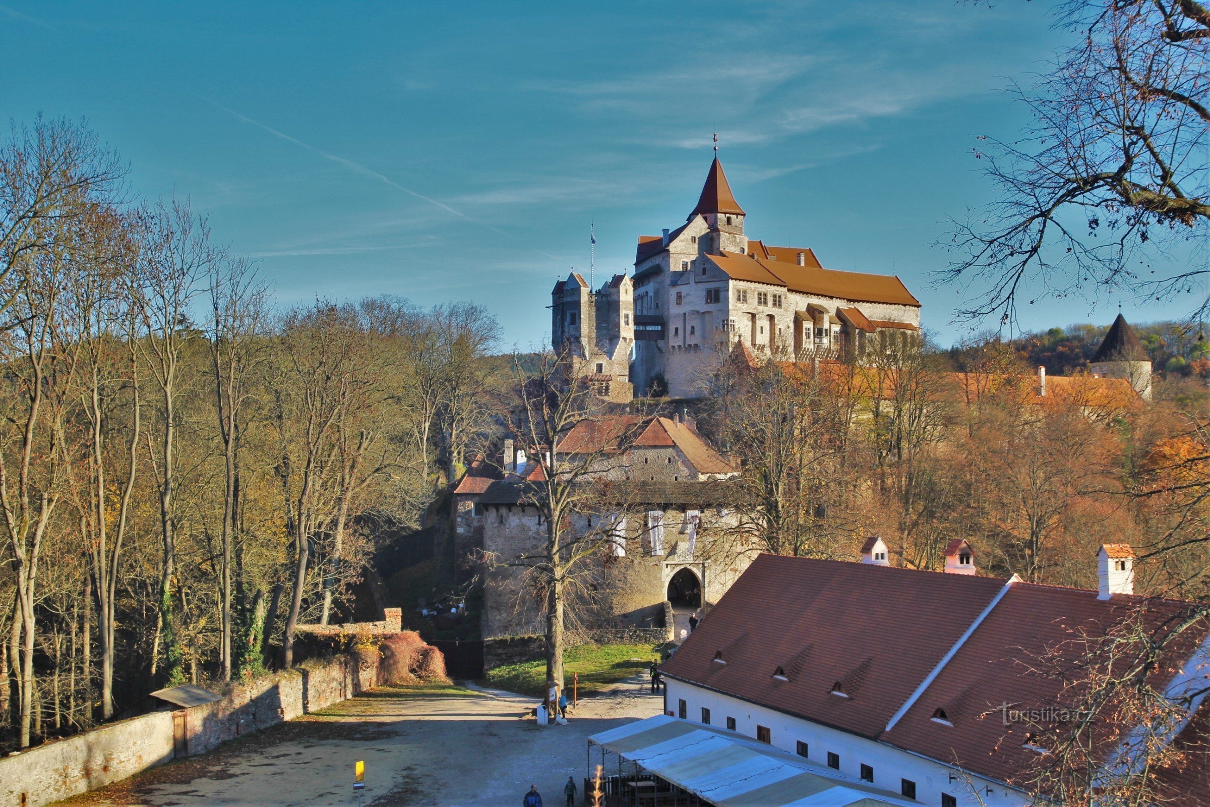 Widok z bastionu na zamek przez pierwszy dziedziniec