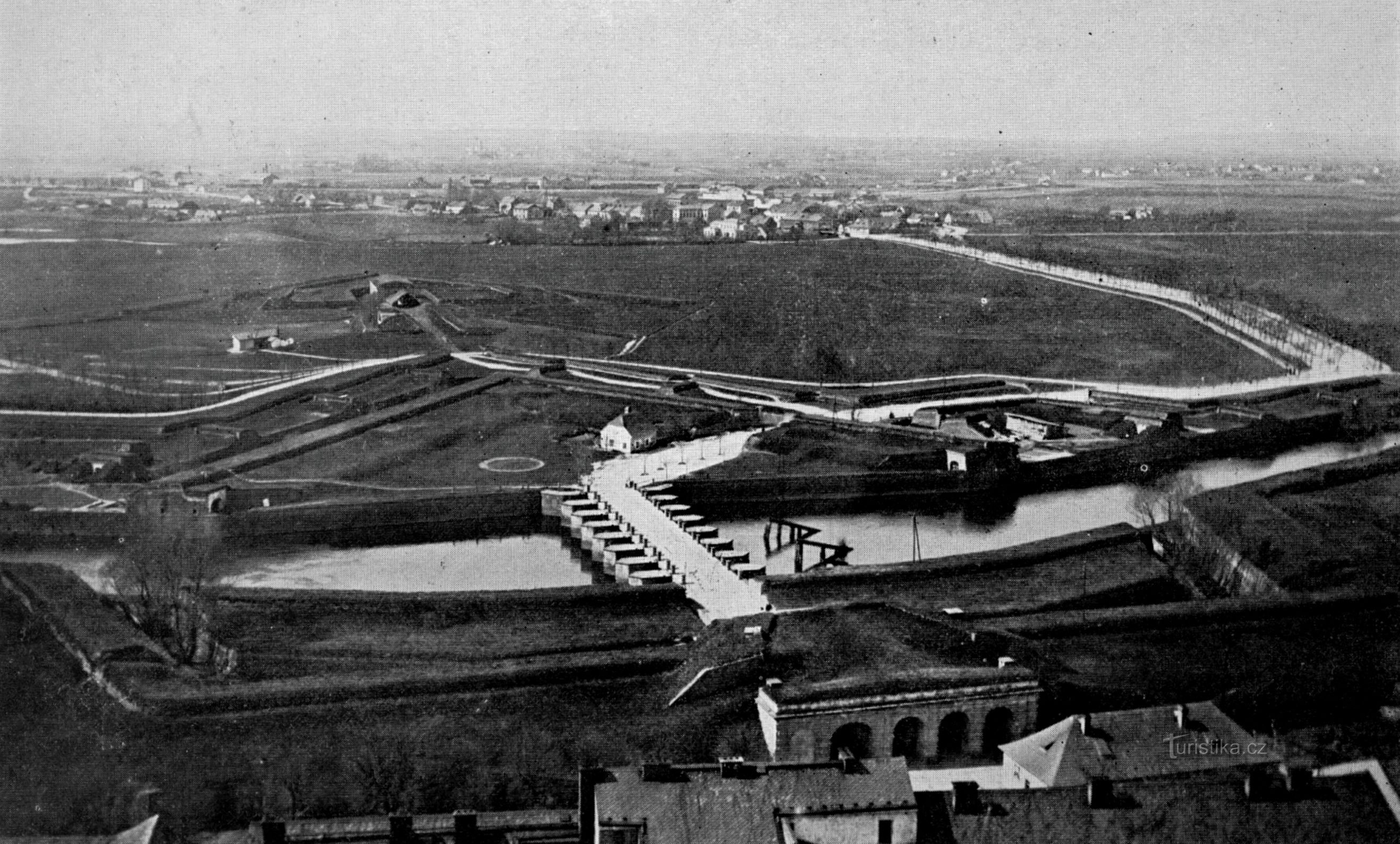 Uitzicht vanaf de Witte Toren naar de Praagse Brug (Hradec Králové, 1886)