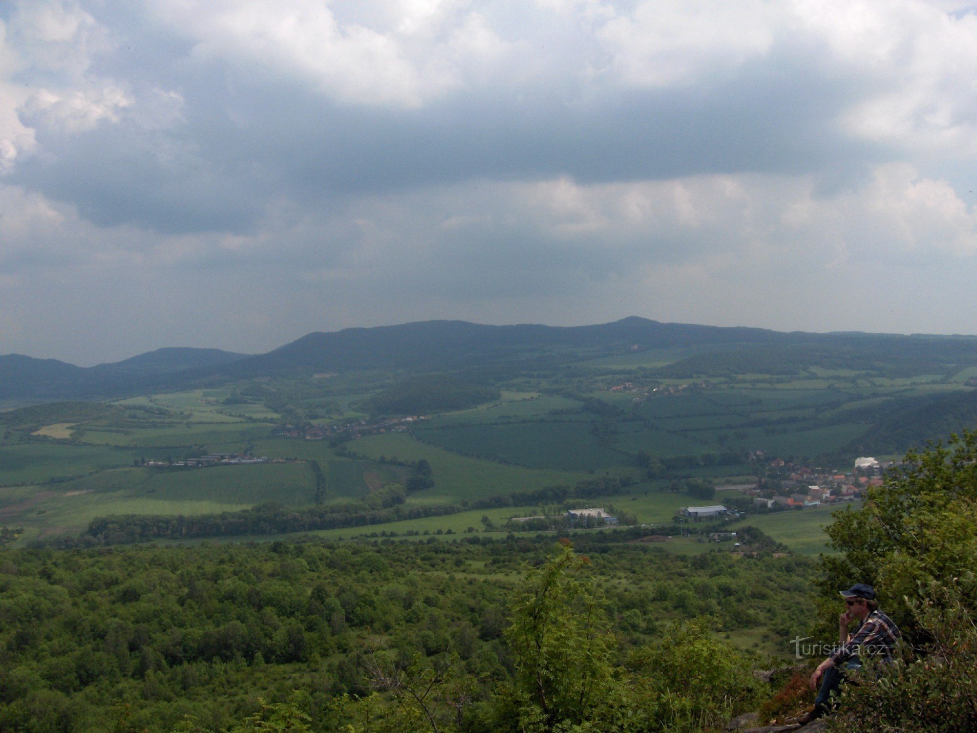 Vista desde Bořně a Hradišťany y Ostrý