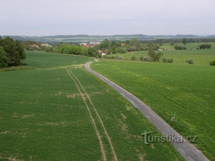 Utsikt från Borůvka till byn Hluboká