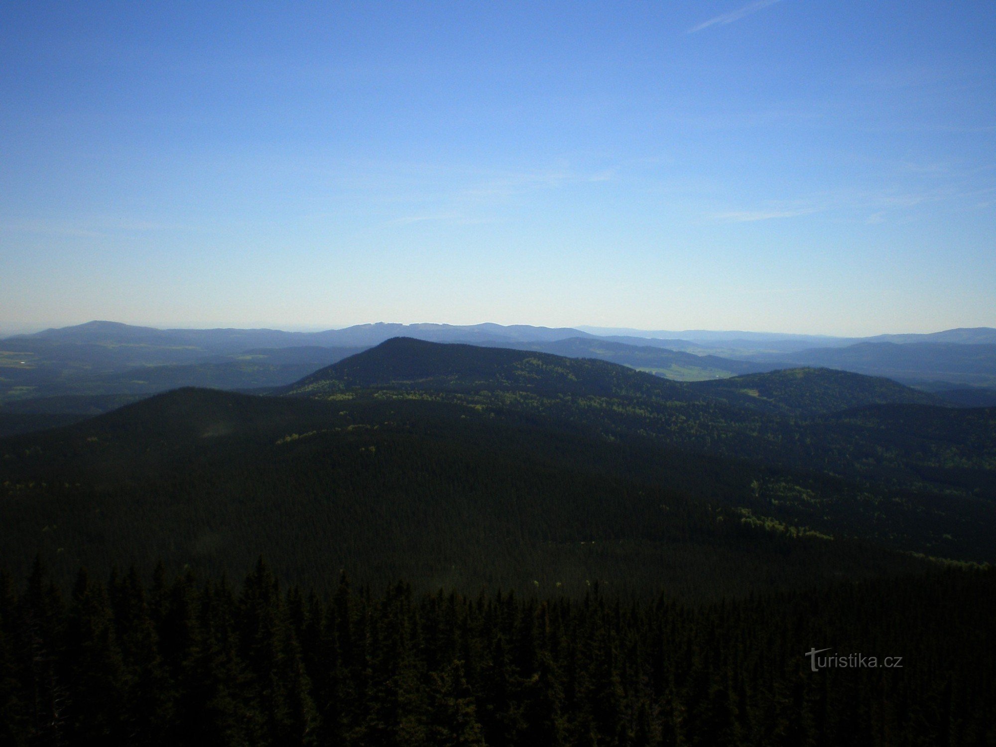 Blick vom Aussichtspunkt Boubín auf das Boubín-Gebirge mit Bobík