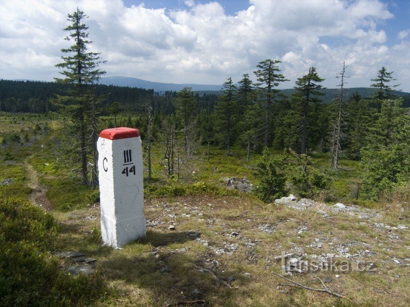 La vue de Brouska les sur la droite est Travná hora