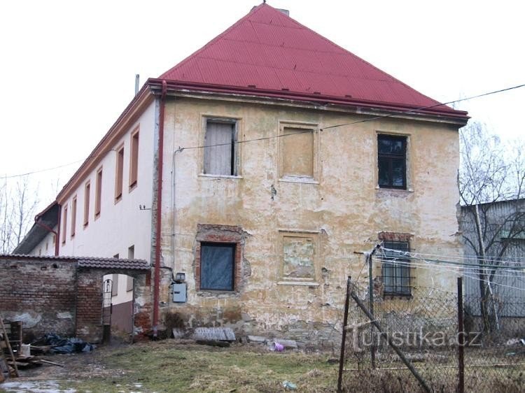 Vedere din fosta grădină: Castelul Nabočany