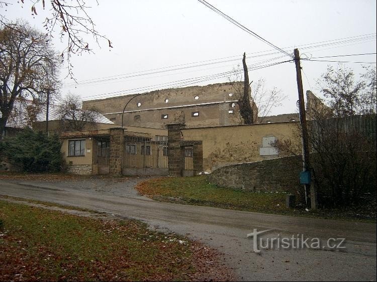 Vista dal centro del paese: la vasta area dell'ex fortezza degli inizi del XV secolo, che b