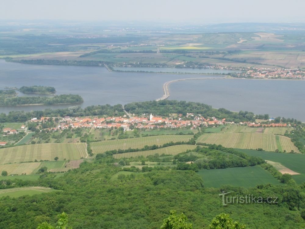 nhìn từ Děvín đến Dolní Věstonice