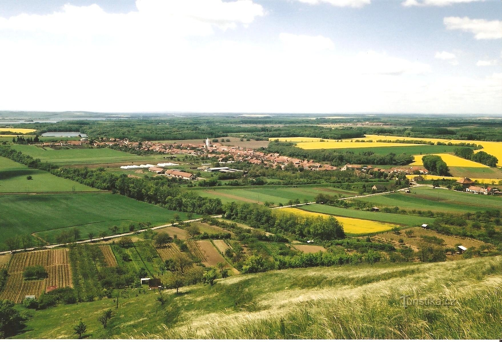 Vista dal punto di vista inferiore del villaggio di Pouzdřany